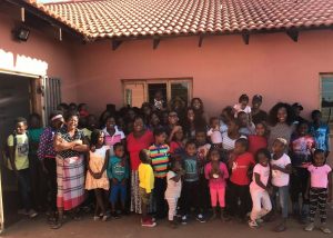 Groepsfoto van alle kinderen van alle huizen bij elkaar, bij casa Gemma